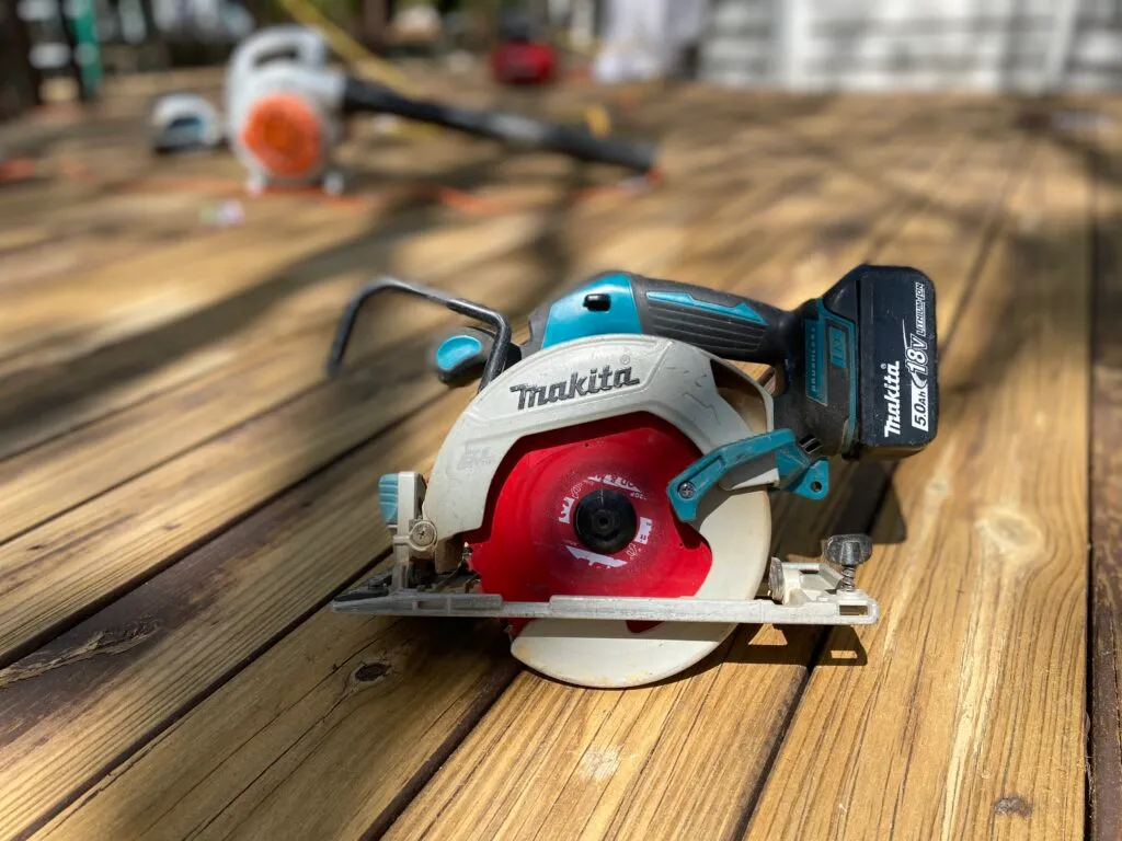 Working tool on a deck